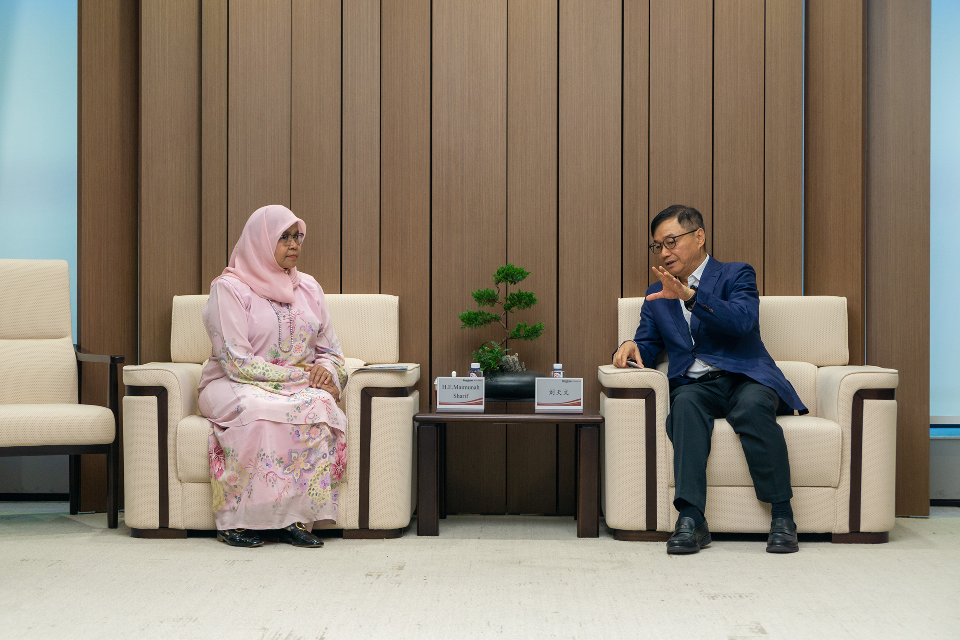 联合国副秘书长、人居署执行主任谢里夫女士一行到访尊龙凯时动力